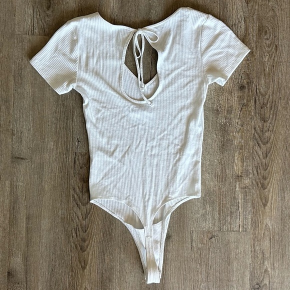 Abercrombie Ribbed Short-Sleeve White V-Neck Bodysuit - Picture 2 of 3